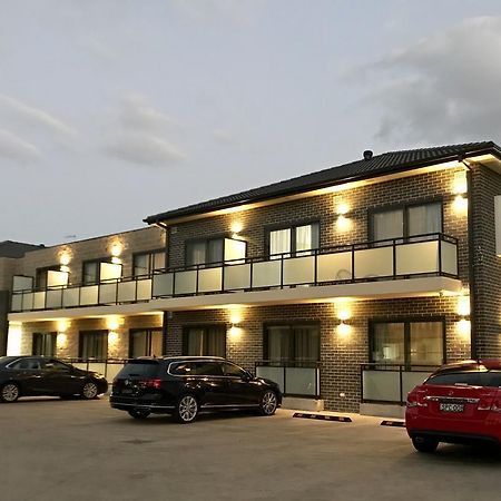 Value Suites Penrith Eksteriør bilde