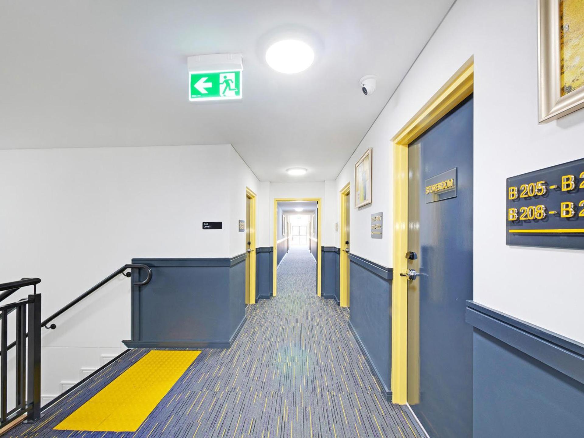 Value Suites Penrith Eksteriør bilde