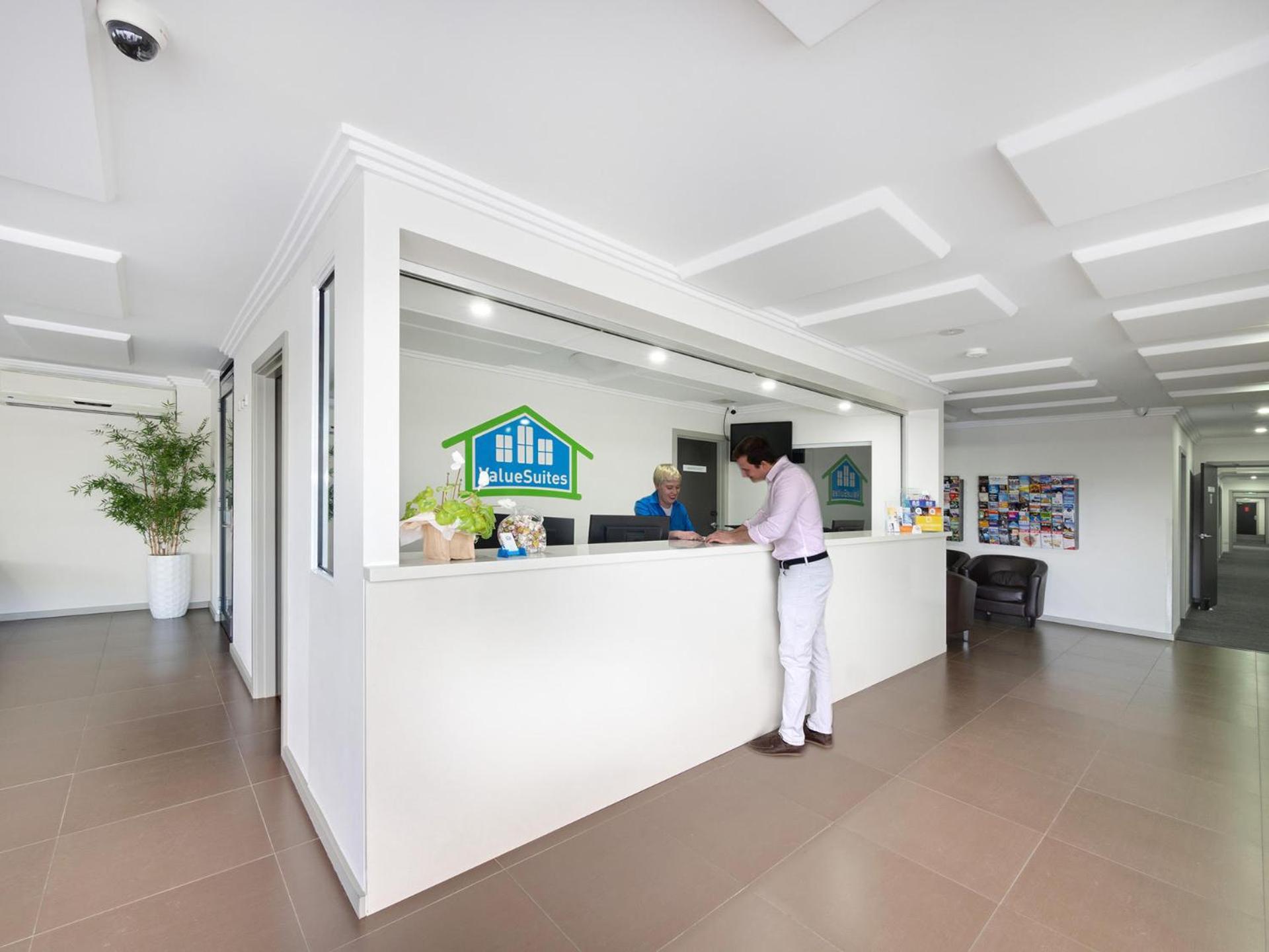 Value Suites Penrith Eksteriør bilde