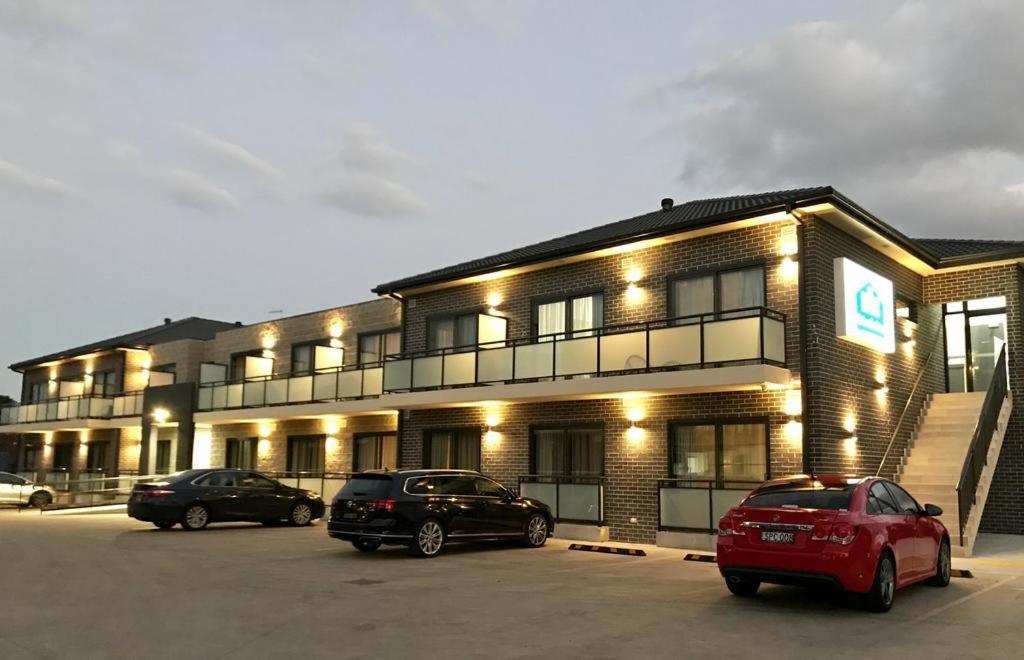 Value Suites Penrith Eksteriør bilde