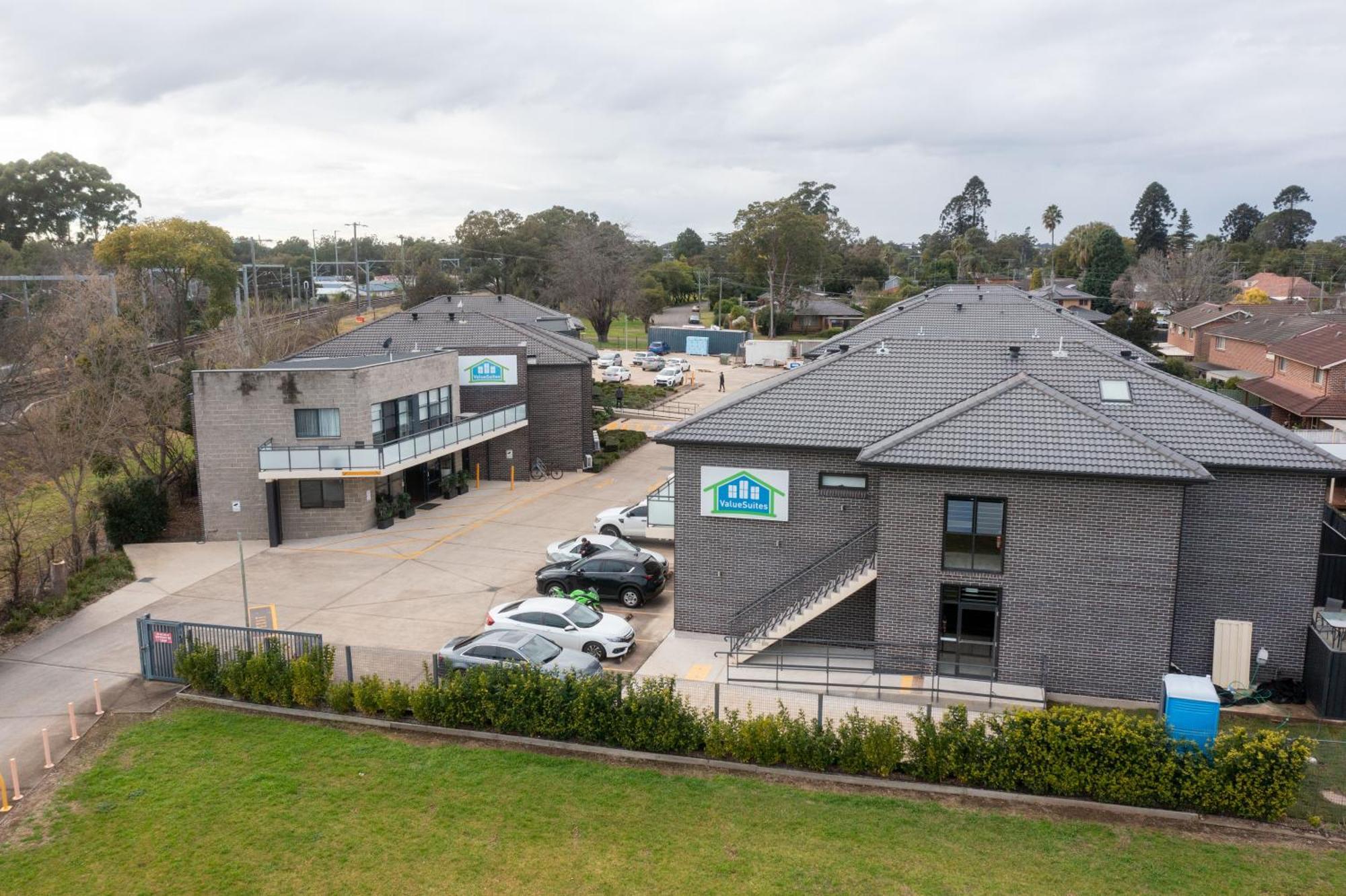 Value Suites Penrith Eksteriør bilde