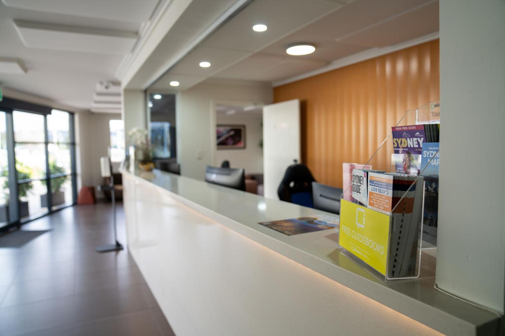 Value Suites Penrith Eksteriør bilde