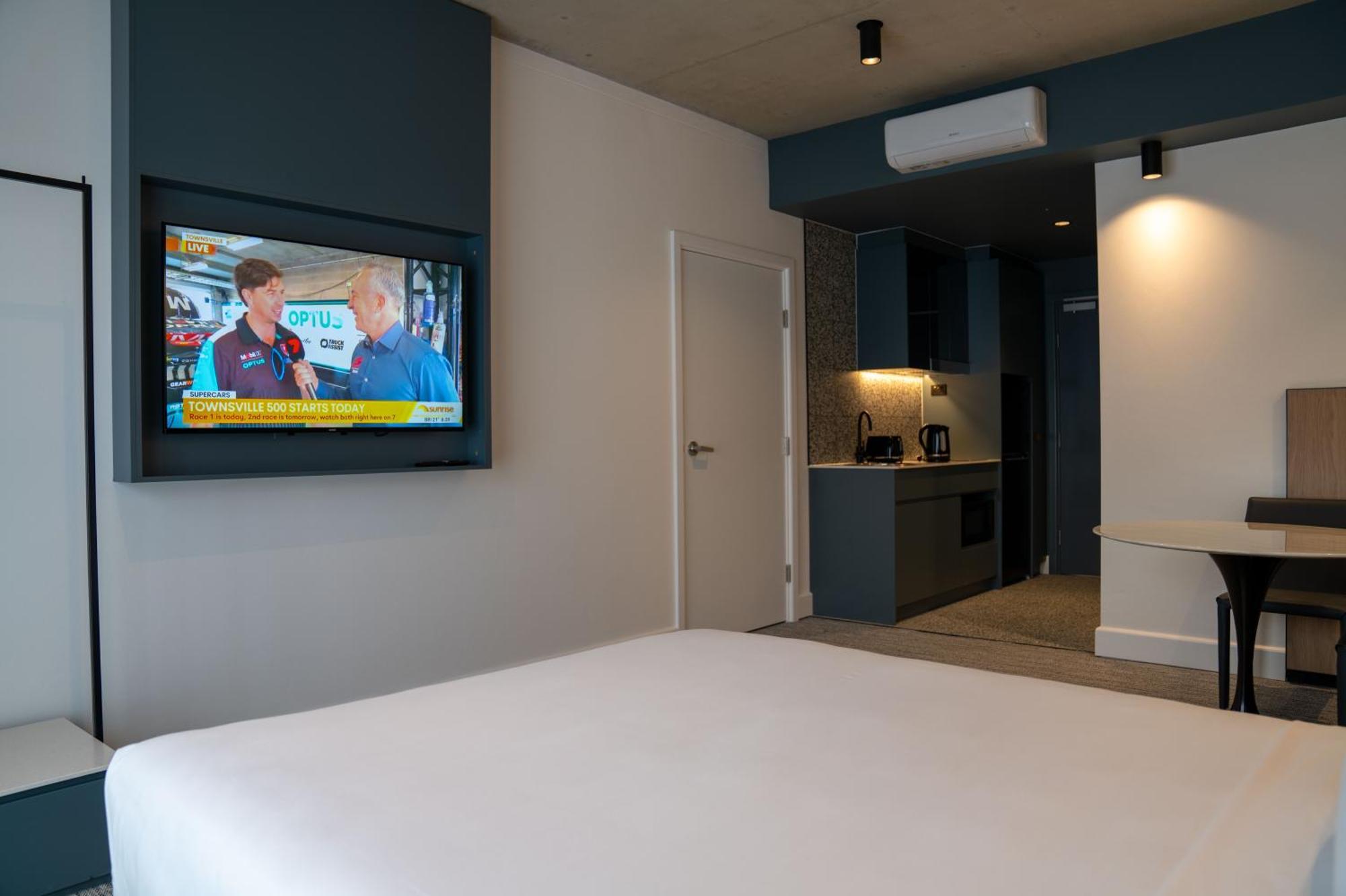 Value Suites Penrith Eksteriør bilde