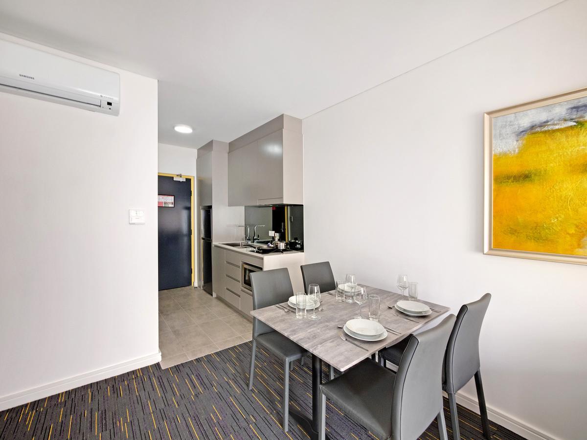 Value Suites Penrith Eksteriør bilde