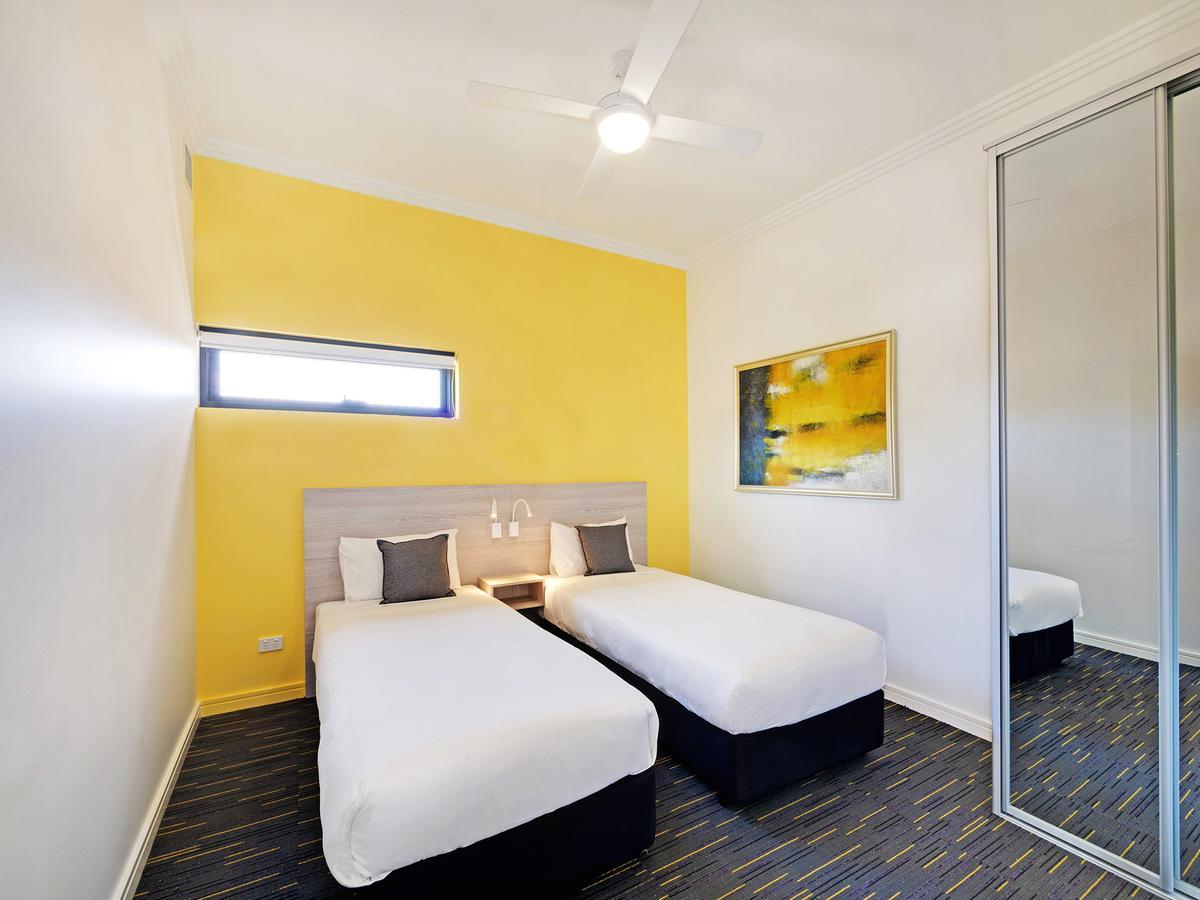 Value Suites Penrith Eksteriør bilde