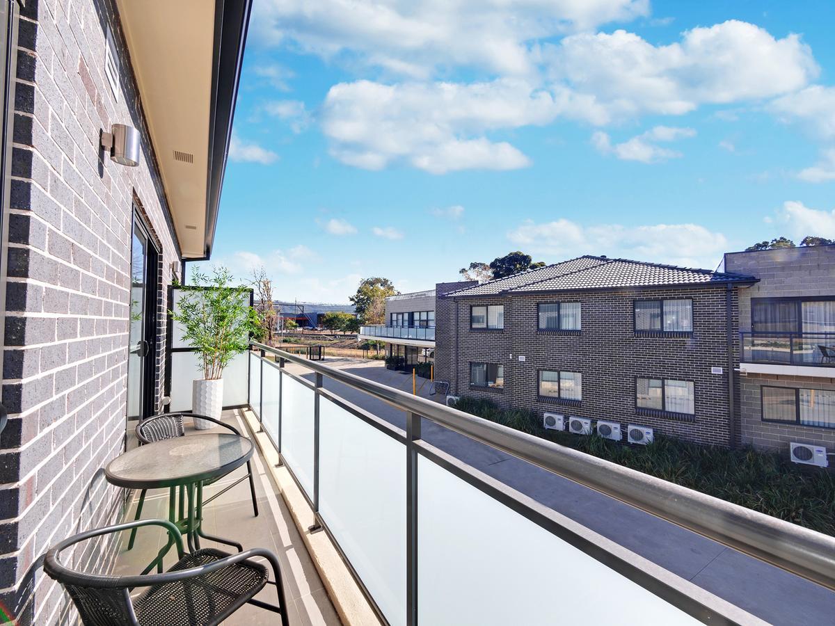 Value Suites Penrith Eksteriør bilde