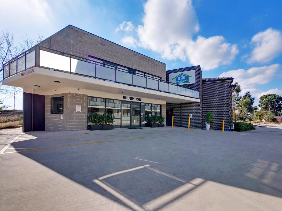 Value Suites Penrith Eksteriør bilde