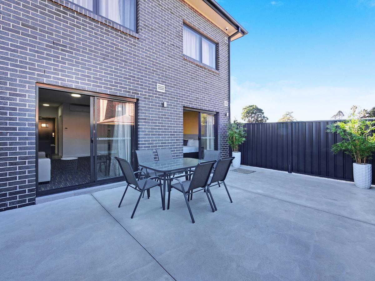 Value Suites Penrith Eksteriør bilde
