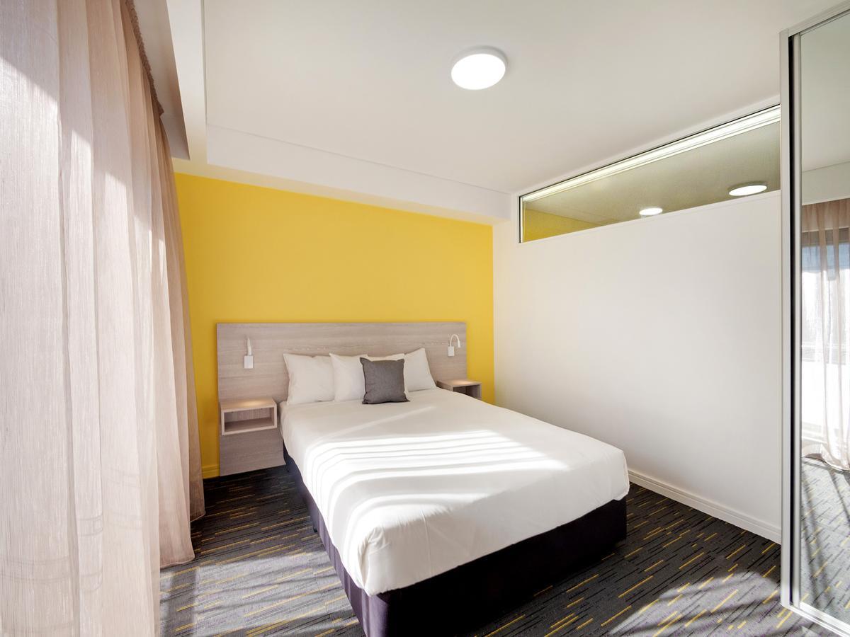 Value Suites Penrith Eksteriør bilde