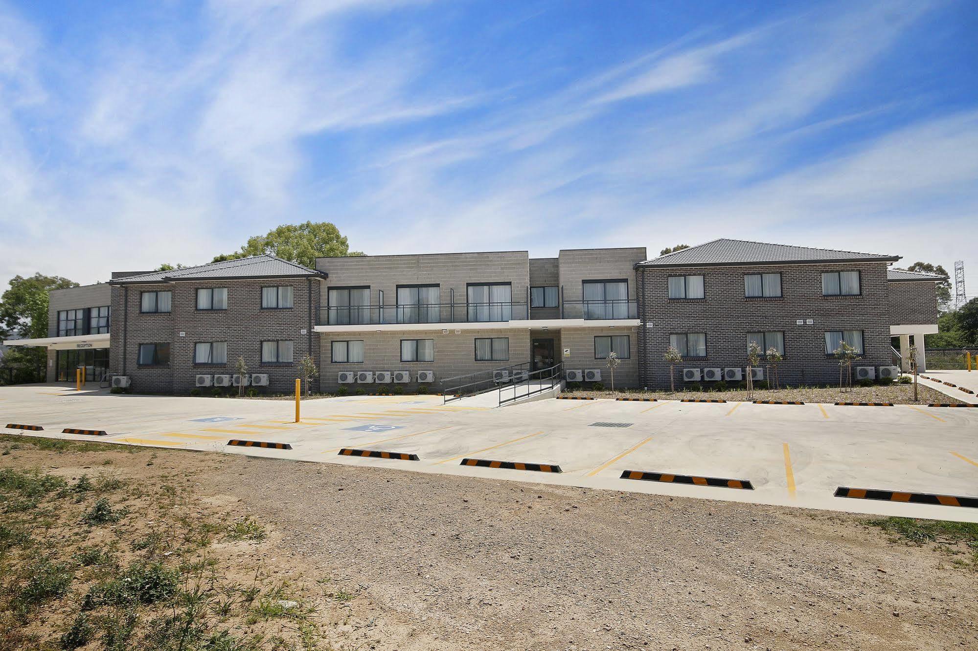 Value Suites Penrith Eksteriør bilde