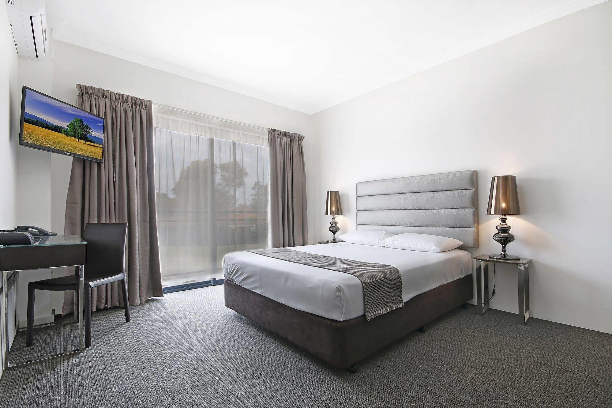 Value Suites Penrith Eksteriør bilde