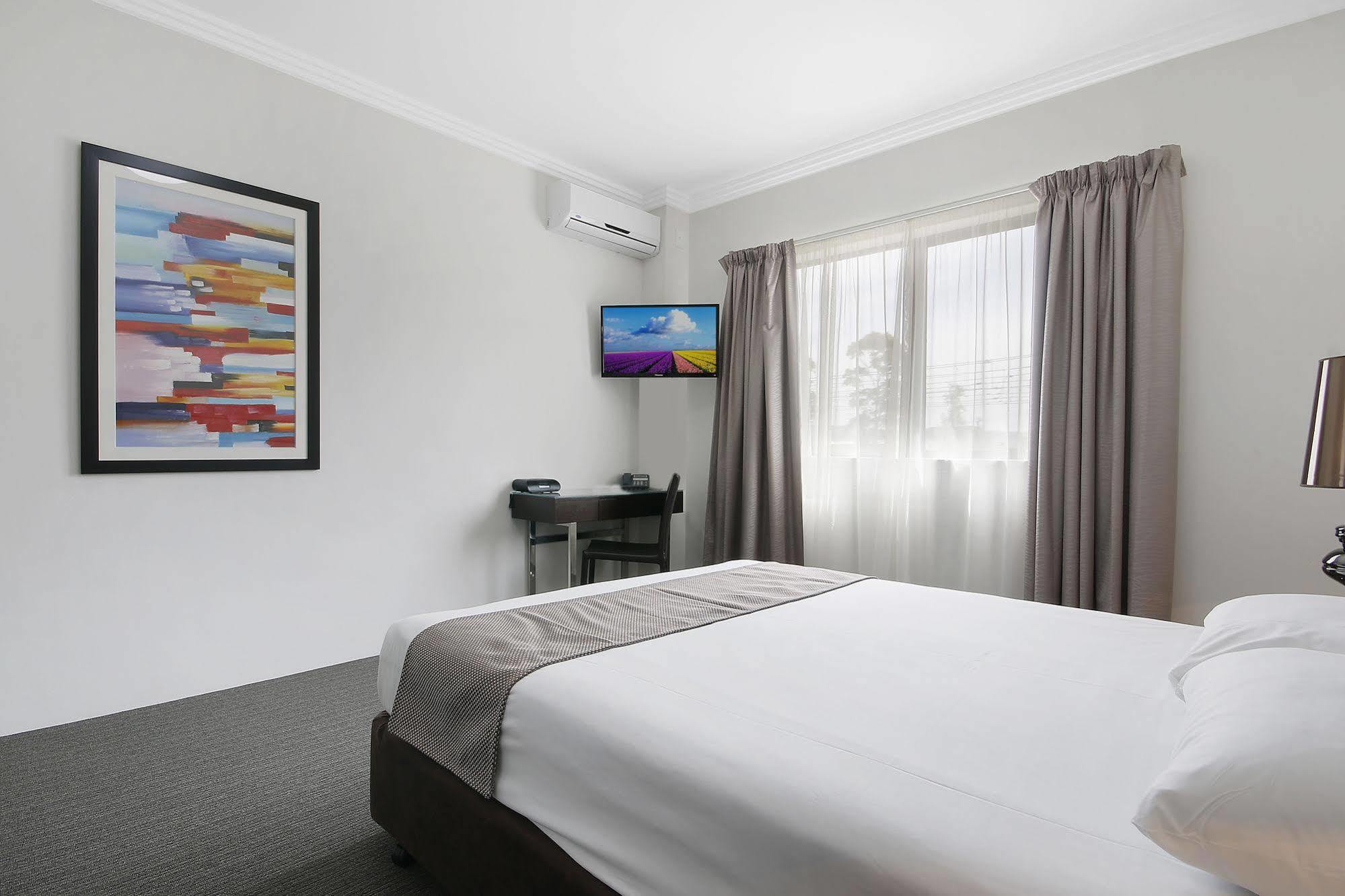 Value Suites Penrith Eksteriør bilde