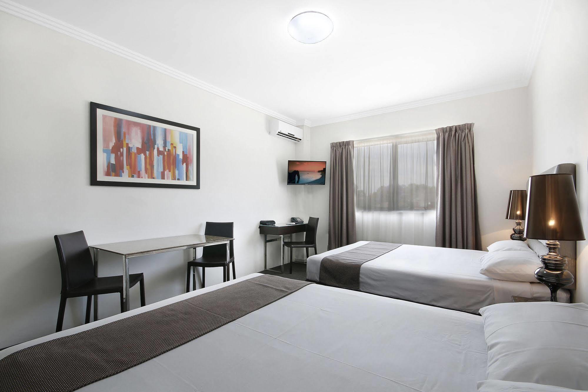 Value Suites Penrith Eksteriør bilde