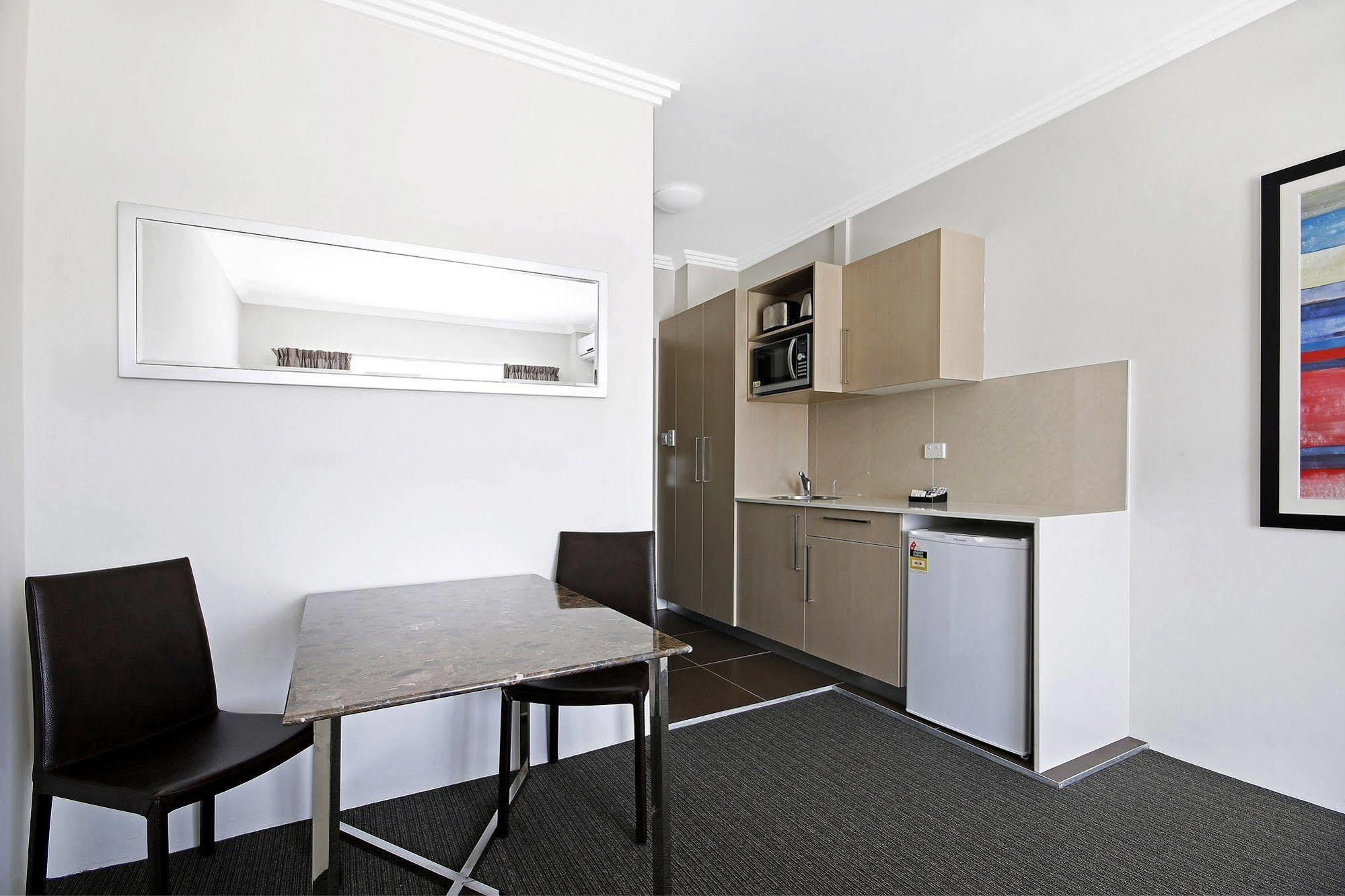 Value Suites Penrith Eksteriør bilde