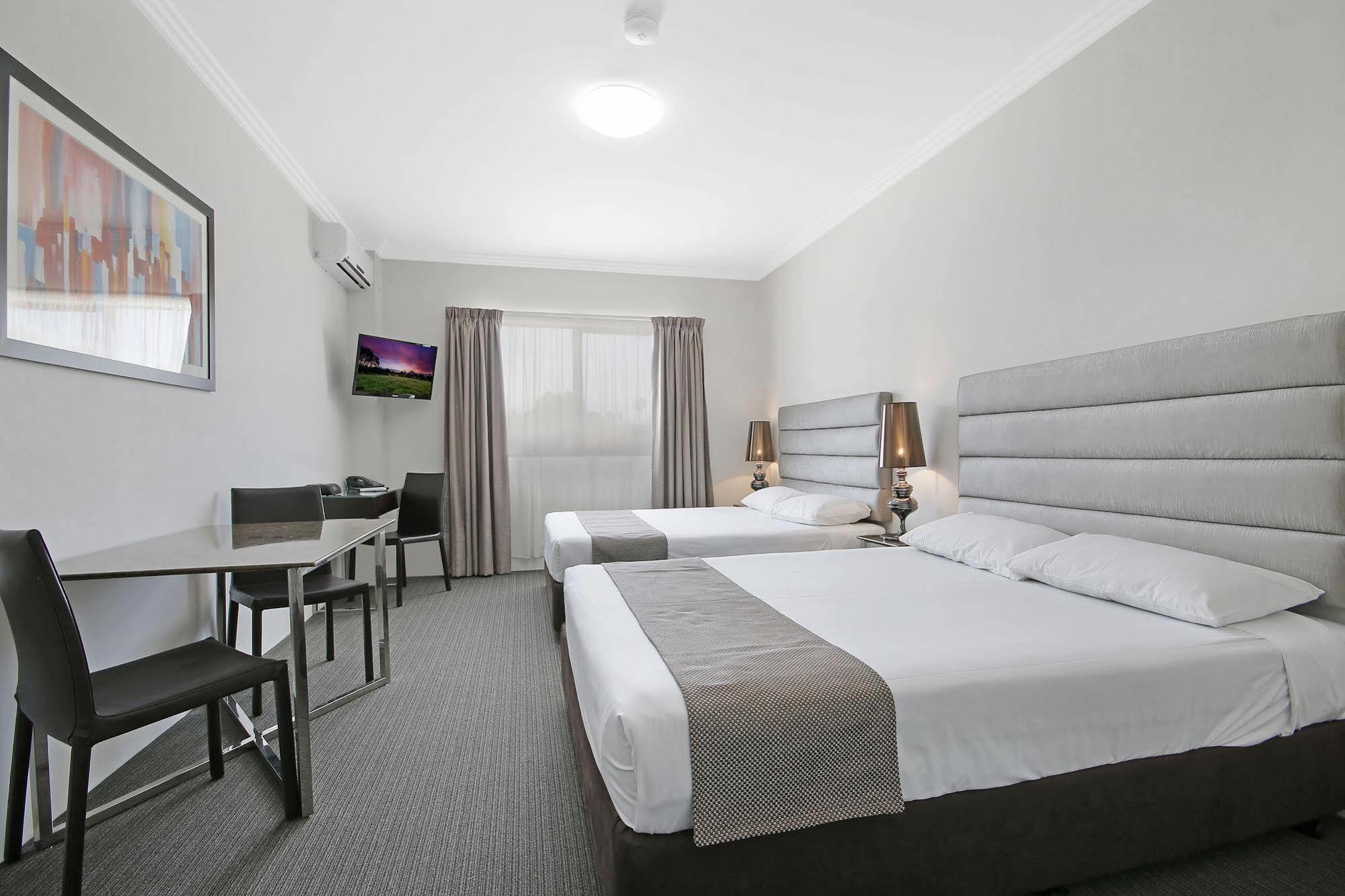 Value Suites Penrith Eksteriør bilde