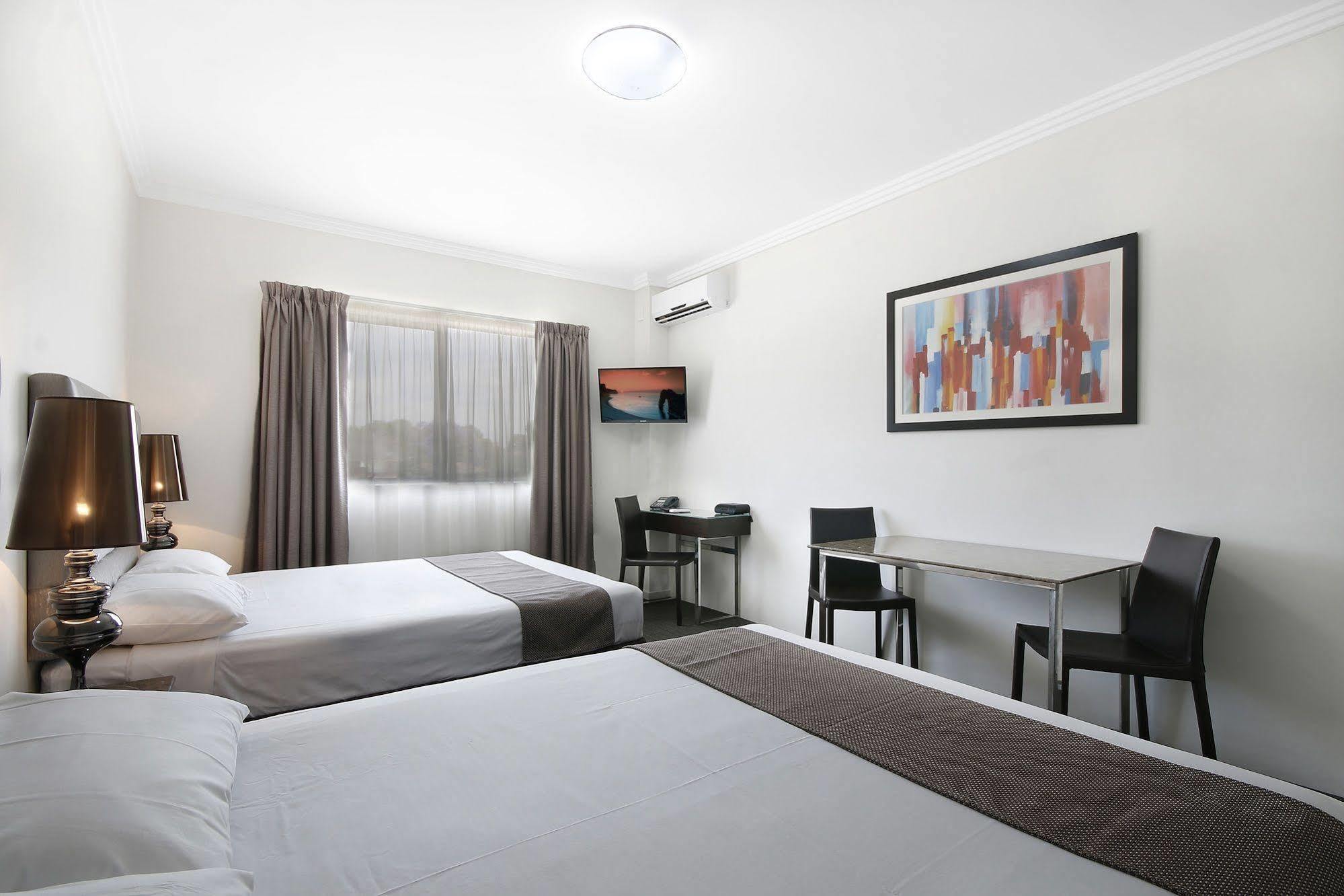 Value Suites Penrith Eksteriør bilde