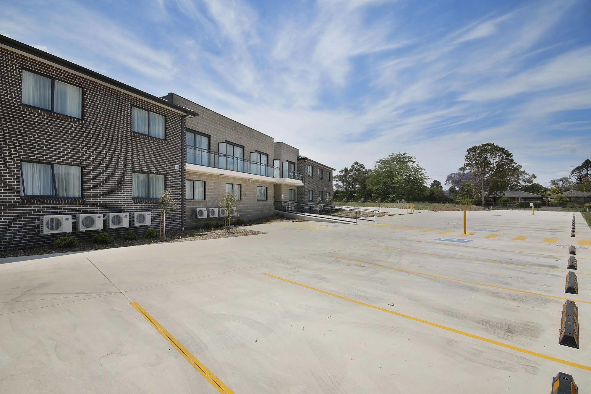 Value Suites Penrith Eksteriør bilde