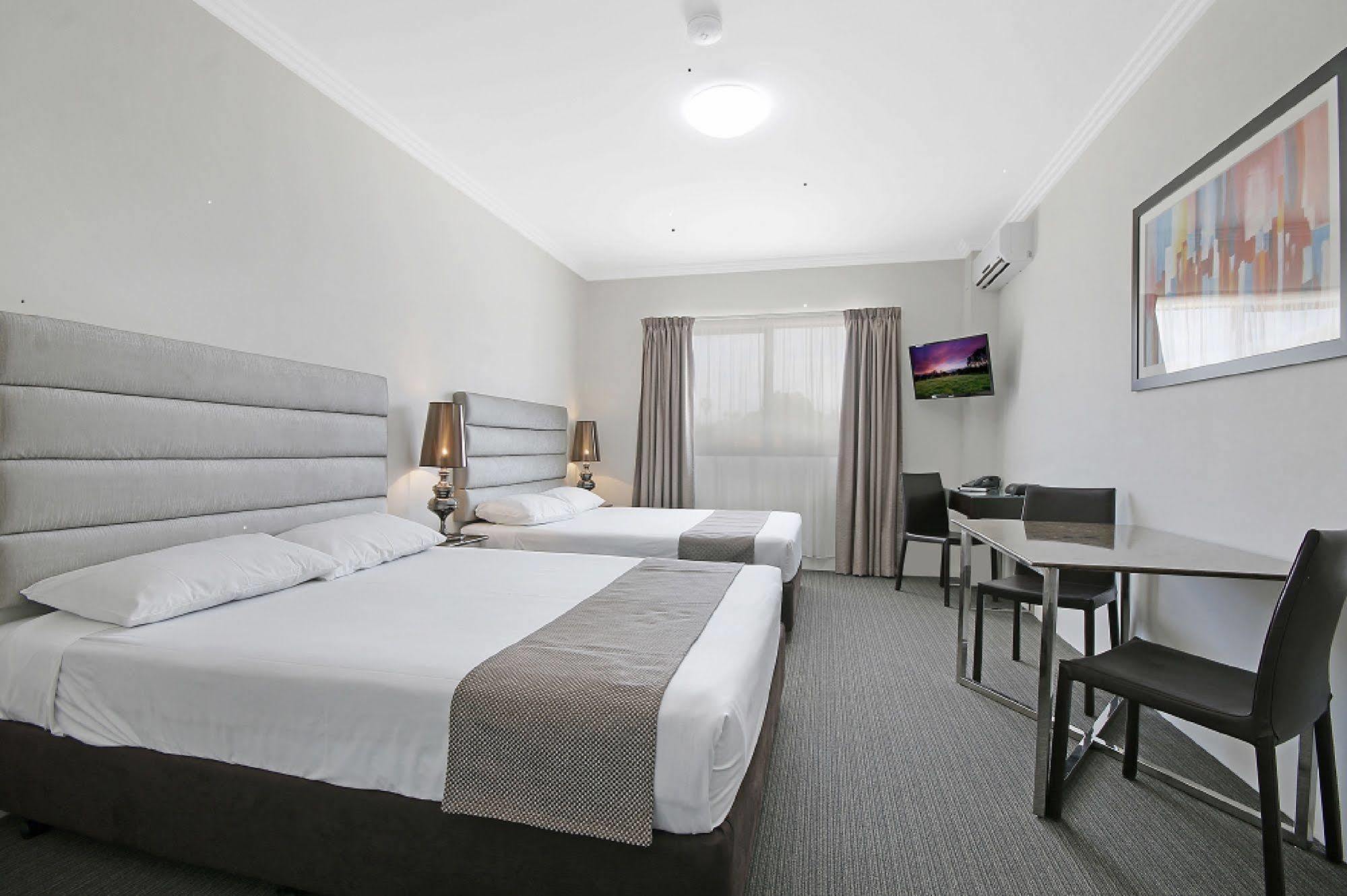 Value Suites Penrith Eksteriør bilde